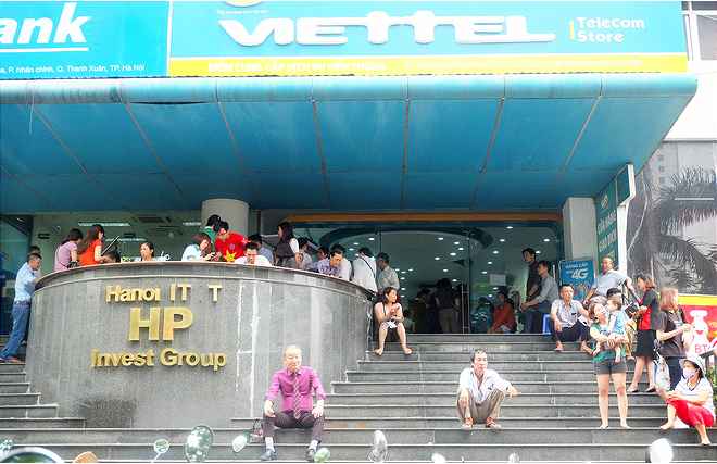 Đến hạn chót, người dân tá hỏa bế cả con nhỏ đi bổ sung thông tin, ảnh chân dung thuê bao